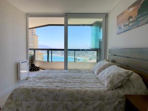 A bed or beds in a room at Departamento Concon vista al mar a pasos de la playa
