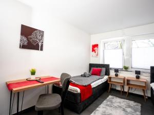 una camera con letto, tavolo e sedie di SR24 - Stillvolles gemütliches Apartment 2 in Oer-Erkenschwick a Oer-Erkenschwick