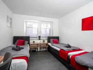 una camera con due letti e un tavolo di SR24 - Stillvolles gemütliches Apartment 2 in Oer-Erkenschwick a Oer-Erkenschwick