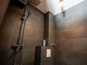 a bathroom with a shower with a shower head at SR24 - Stillvolles gemütliches Apartment 2 in Oer-Erkenschwick in Oer-Erkenschwick