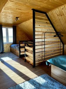 1 Schlafzimmer in einem Blockhaus mit 2 Etagenbetten in der Unterkunft Laski Lake Domek na Mazurach in Kallinowen