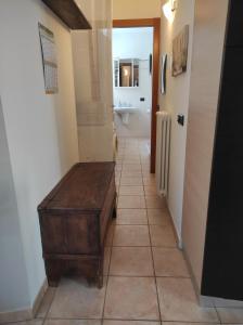 - un couloir avec une poitrine en bois dans la salle de bains dans l'établissement Appartamento Campanile, à Luino