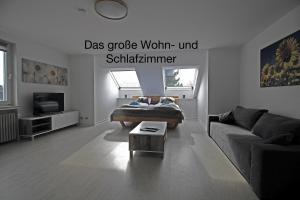 ein Wohnzimmer mit einem Sofa und einem Tisch in der Unterkunft Appartement im Bielefelder Westen in Bielefeld