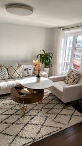 een woonkamer met een bank en een salontafel bij Austerlitz Cocoon in Parijs