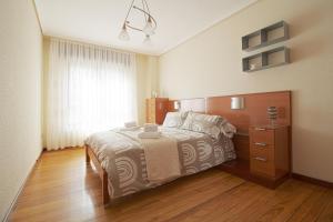 - une chambre avec un lit et une grande fenêtre dans l'établissement Apartamento Brisa Marina, à Suances
