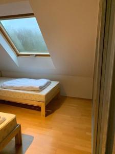 Kleines Zimmer mit einem Bett und einem Fenster in der Unterkunft Exclusive Ferienwohnung Monteurwohnung 8 Personen in Oberhausen