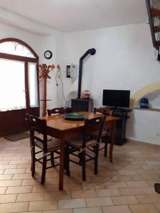 una mesa de madera y sillas en una habitación en Casa Il girasole, en Boccheggiano