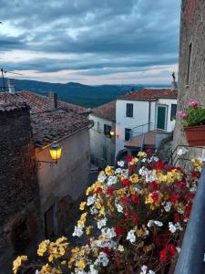 un callejón con flores al lado de los edificios en Casa Il girasole, en Boccheggiano