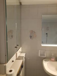 拉里薩的住宿－Ευρύχωρο και άνετο διαμέρισμα，白色的浴室设有水槽和镜子