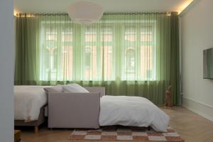 a bedroom with a bed and a green curtain at Latin Quarter by Daniel&Jacob's in Copenhagen