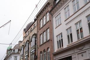Latin Quarter by Daniel&Jacob's في كوبنهاغن: صف من المباني الطويلة على شارع المدينة