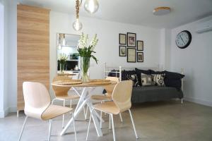 salon ze stołem, krzesłami i kanapą w obiekcie Apartamento Ágüelos w Madrycie