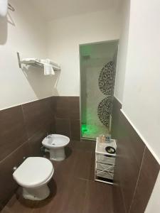 y baño con aseo, lavabo y espejo. en Hotel Glem, en Varcaturo