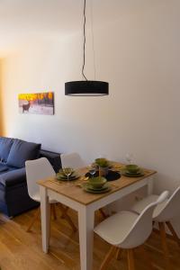 jadalnia ze stołem i niebieską kanapą w obiekcie Danube City Lodge, uptown, A/C w Wiedniu