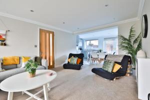 sala de estar con sofá, sillas y mesa en StayRight 3 Bed House with Private Parking, en Cardiff