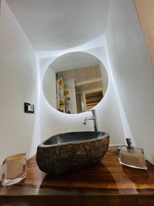 uma casa de banho com uma grande banheira de pedra num quarto em Il Loft In Piazza 2 em Dolceacqua