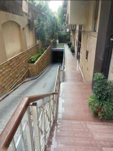 un corridoio vuoto di un edificio con scale e piante di Saryat maadi a Il Cairo