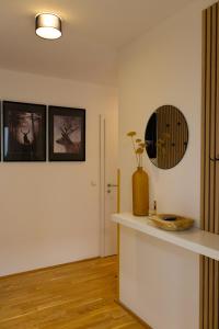 salon ze stołem i lustrem w obiekcie Danube City Lodge, uptown, A/C w Wiedniu