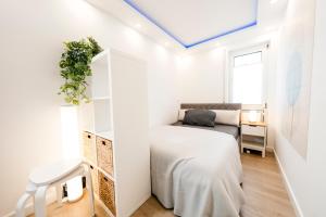ein kleines Schlafzimmer mit einem Bett und einem Fenster in der Unterkunft BellaBene modernes Studio Apartment in toller Lage mit Terrasse, Parkplatz, SmartTV in Pforzheim