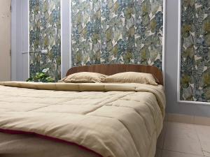 孟買的住宿－Classy & Cozy 1BHK @ Ville Parle Mumbai，一间卧室配有一张带花卉壁纸的大床