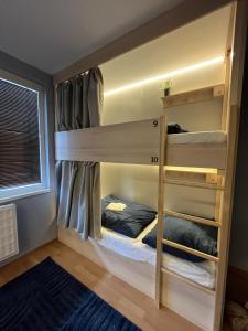 Zimmer mit Etagenbett und 2 Etagenbetten in der Unterkunft Bad Stuben Hostel in Turčianske Teplice
