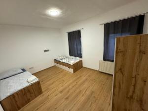 Euratsfeldにある3 Schlafzimmer Apartmentのベッド2台が備わるウッドフロアの客室です。