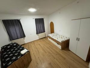 Euratsfeldにある3 Schlafzimmer Apartmentのベッド2台とソファが備わる客室です。