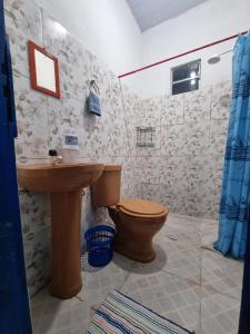 uma casa de banho com um lavatório de madeira e um WC em Canto da Sereia. em Soure