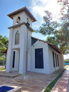 een kleine witte kerk met aurrectionurrectionurrectie bij Apto peña azul la aldea in Ricaurte