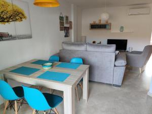 A seating area at Como En Casa