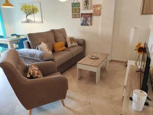 A seating area at Como En Casa