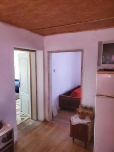 un soggiorno con porta che si apre su una camera da letto di Vojkanov Salas Backa Palanka a Bačka Palanka