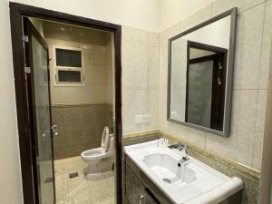 y baño con lavabo, aseo y espejo. en استوديو غرفة ودورة مياه 5, en Riad
