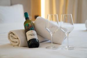 una bottiglia di vino e due bicchieri su un tavolo di Hotel Sumadija a Belgrado