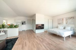 1 dormitorio con paredes blancas y 1 cama en una habitación en Villa Maria Boutique Apartment St Pauls, en Appiano sulla Strada del Vino