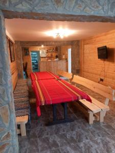 ein Zimmer mit einem Tisch und einer Bank in einem Zimmer in der Unterkunft Къща за гости АлеЯ in Kranewo