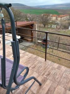 una vista desde la terraza de una casa en Къща за гости АлеЯ, en Kranevo
