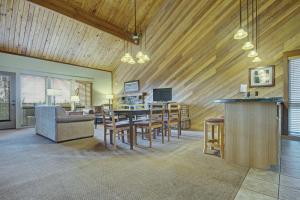 een woonkamer met een tafel en stoelen en een bank bij Seventh Mountain Resort in Bend