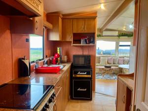 Kuchyň nebo kuchyňský kout v ubytování Mountaintop Panoramaview casa in Bihor apuseni + 21 fotografií