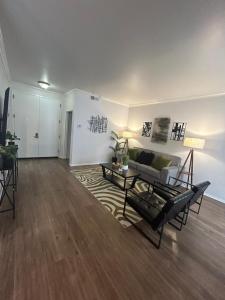 a living room with a couch and a table at Beverly Hills City Vibe 1 br Apt w Parking 324 in Los Angeles