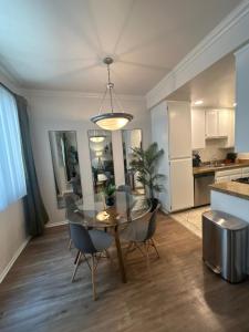 a dining room and kitchen with a table and chairs at Beverly Hills City Vibe 1 br Apt w Parking 324 in Los Angeles