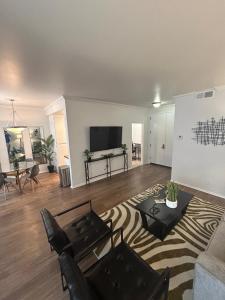 ein Wohnzimmer mit einem Sofa und einem Flachbild-TV in der Unterkunft Beverly Hills City Vibe 1 br Apt w Parking 324 in Los Angeles