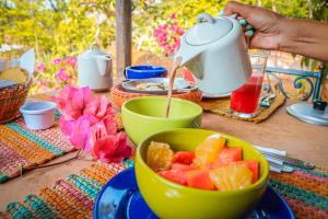 a table with a bowl of fruit and a teapot at Hotel Casa El Mandarino in Barichara