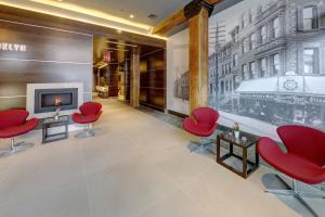 a lobby with red chairs and a fireplace at The Brooklyn in Brooklyn