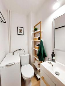 een witte badkamer met een toilet en een wastafel bij Salamandra - SUDETY in Głuszyca