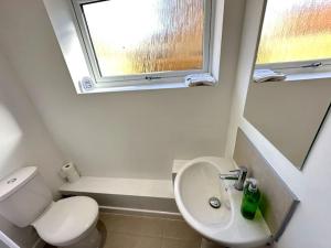 Koupelna v ubytování Charming New 2BR Detached House-Central Headington- Wi-Fi, Netflix, Top Location + 19 fotografií