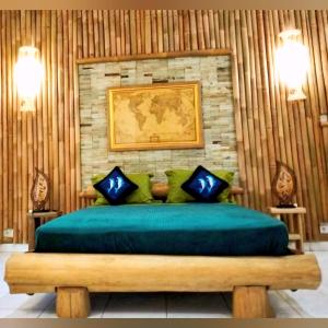 羅威那的住宿－Kaia Lovina Guest House Junior Suite，卧室配有一张壁挂图床