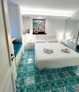 Habitación de hotel con 2 camas y toallas. en Vinny's Relais - Deluxe rooms & Suite en Vietri