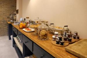 un buffet de comida en una barra en una cocina en Room & Breakfast Civico 07, en Fontanellato