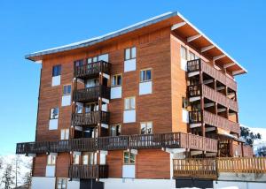 a building with balconies on the side of it at LE MUSTAG - Appartement MUSTAG 26 pour 6 Personnes 55 in La Plagne